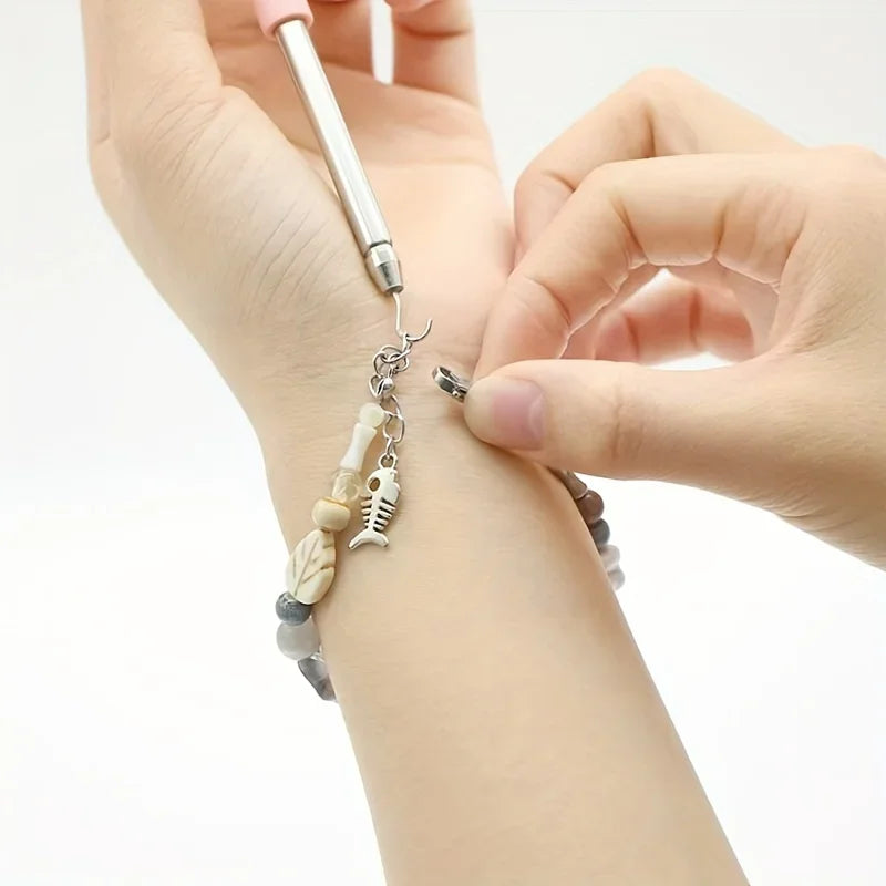 The Bracelet & Jewelry Helper: Effortless Fastening & Unfastening.